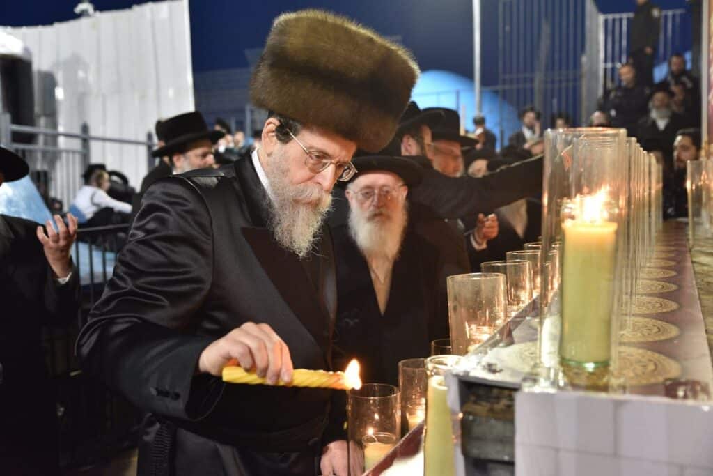 האדמו"ר מבויאן הדליק נרות לזכר הרוגי אסון מירון