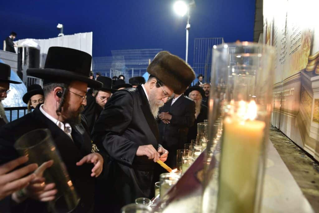 האדמו"ר מבויאן הדליק נרות לזכר הרוגי אסון מירון
