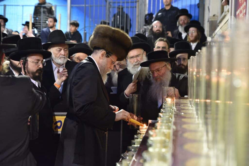 האדמו"ר מבויאן הדליק נרות לזכר הרוגי אסון מירון