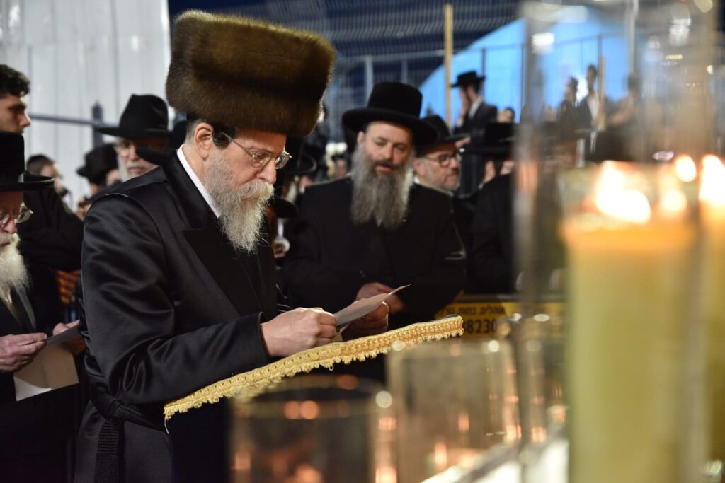 האדמו"ר מבויאן הדליק נרות לזכר הרוגי אסון מירון