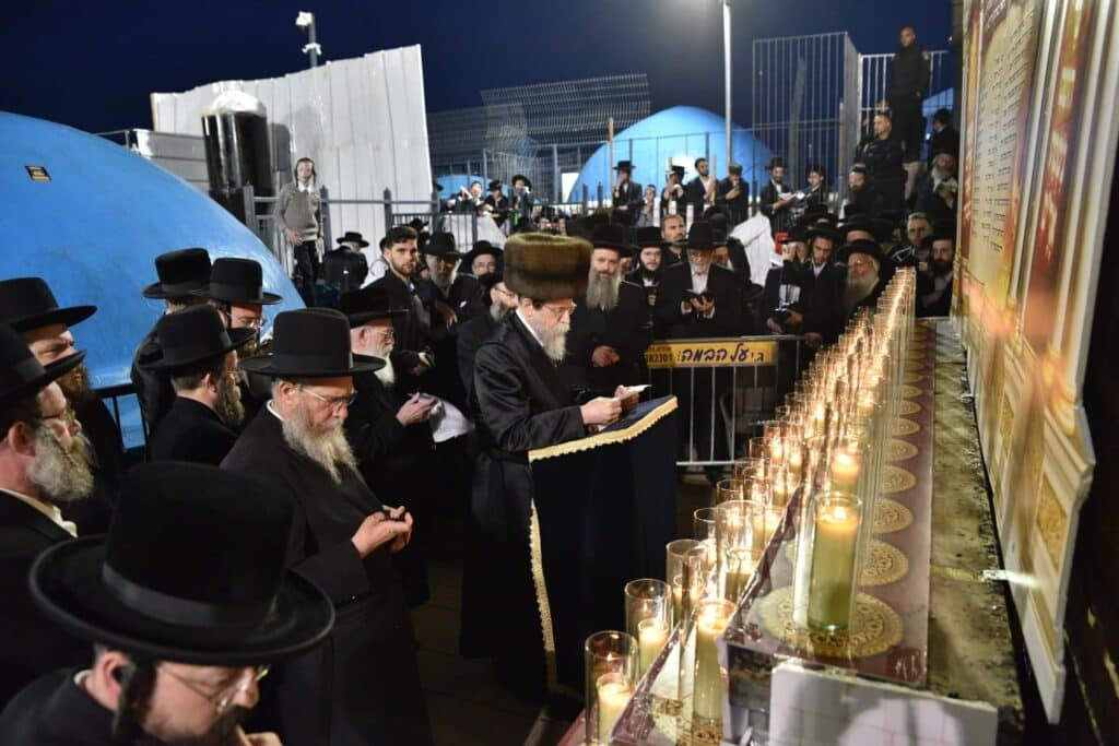 האדמו"ר מבויאן הדליק נרות לזכר הרוגי אסון מירון