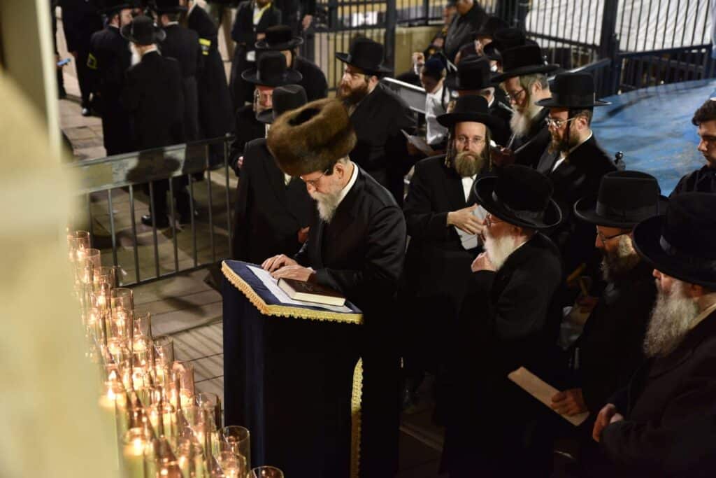 האדמו"ר מבויאן הדליק נרות לזכר הרוגי אסון מירון