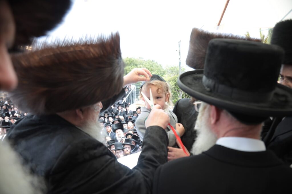 תיעוד: האדמו״ר מלעלוב הדליק את הר מירון