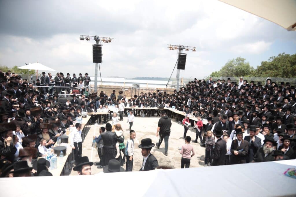 תיעוד: האדמו״ר מלעלוב הדליק את הר מירון