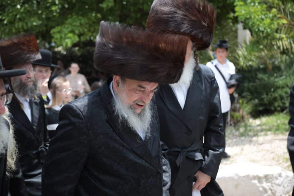 תיעוד: האדמו״ר מלעלוב הדליק את הר מירון