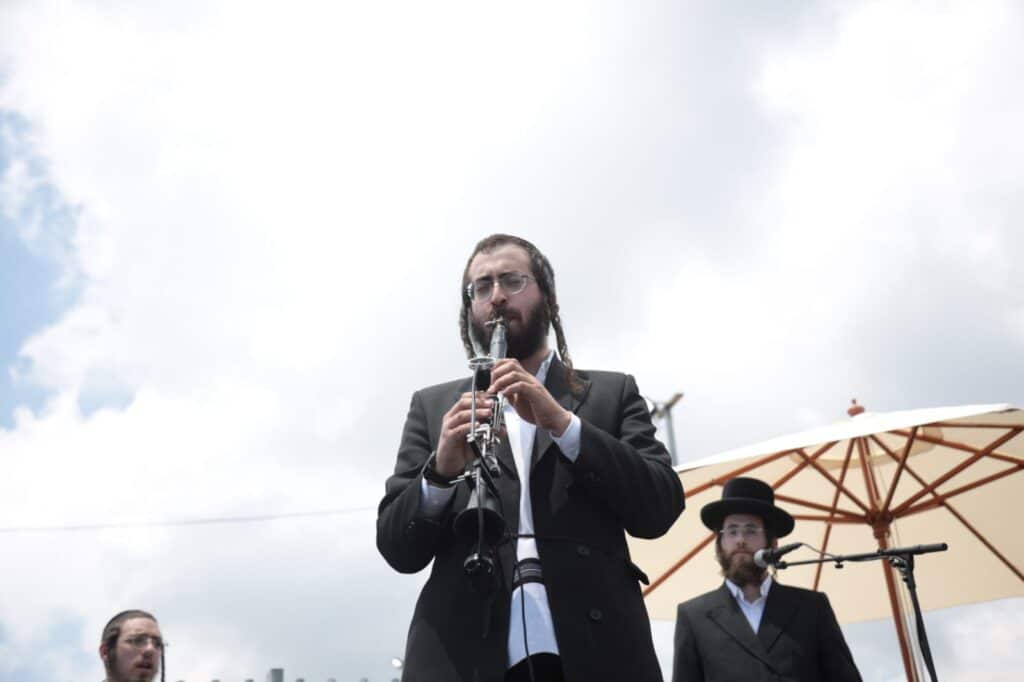 תיעוד: האדמו״ר מלעלוב הדליק את הר מירון