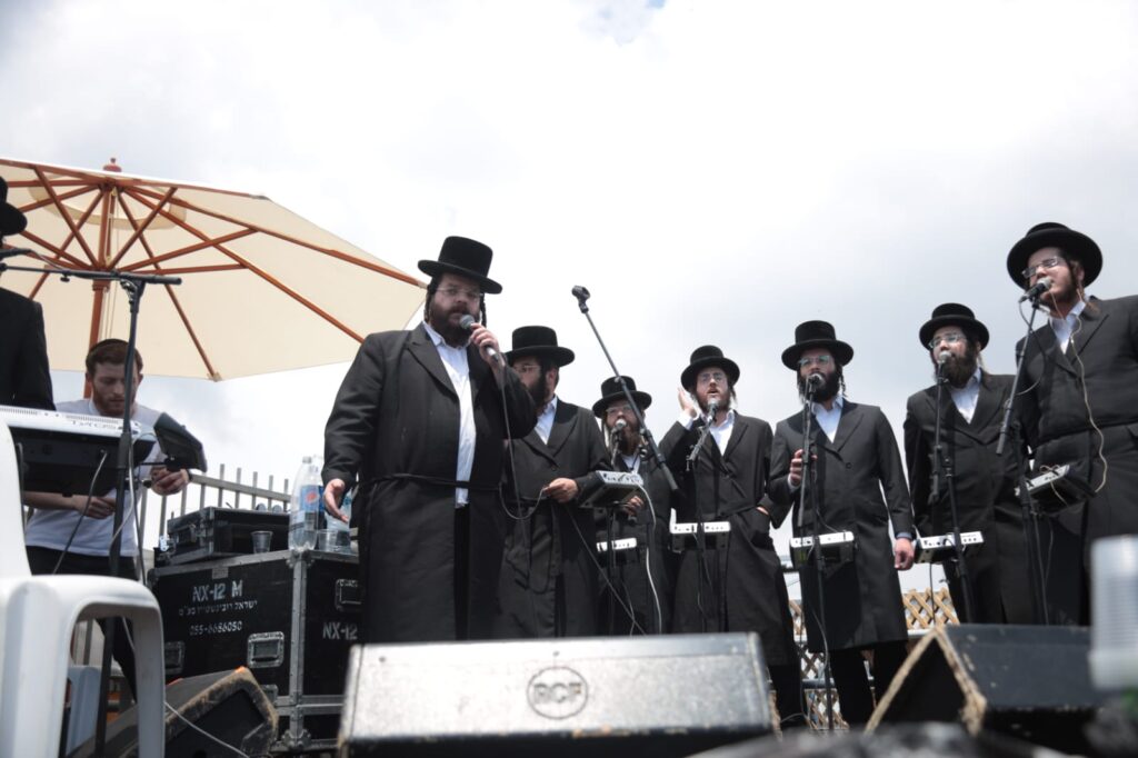 תיעוד: האדמו״ר מלעלוב הדליק את הר מירון