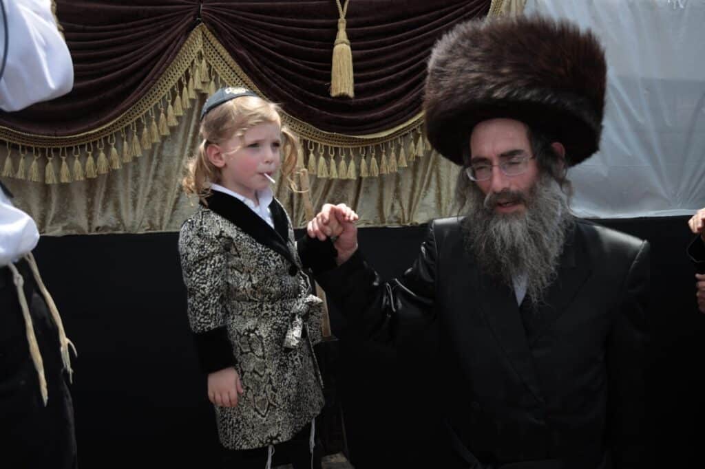 תיעוד: האדמו״ר מלעלוב הדליק את הר מירון