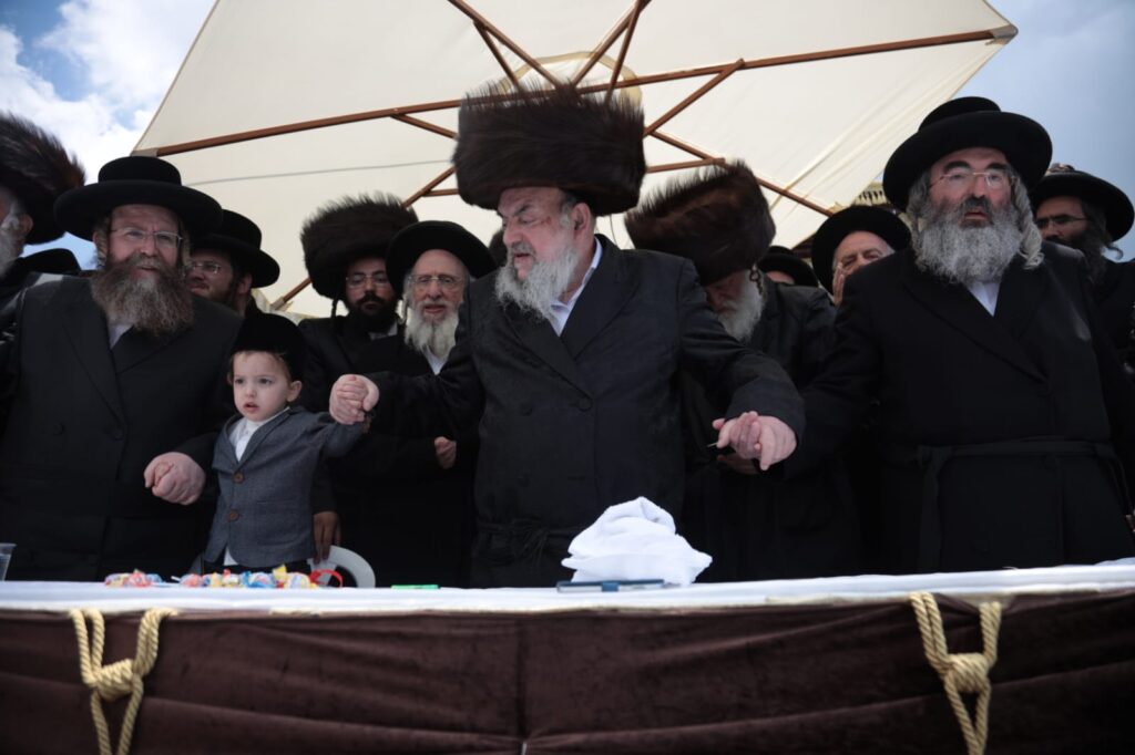 תיעוד: האדמו״ר מלעלוב הדליק את הר מירון