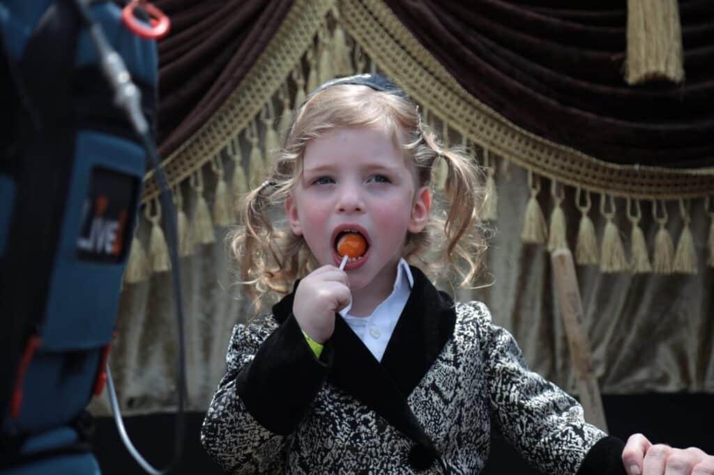 תיעוד: האדמו״ר מלעלוב הדליק את הר מירון