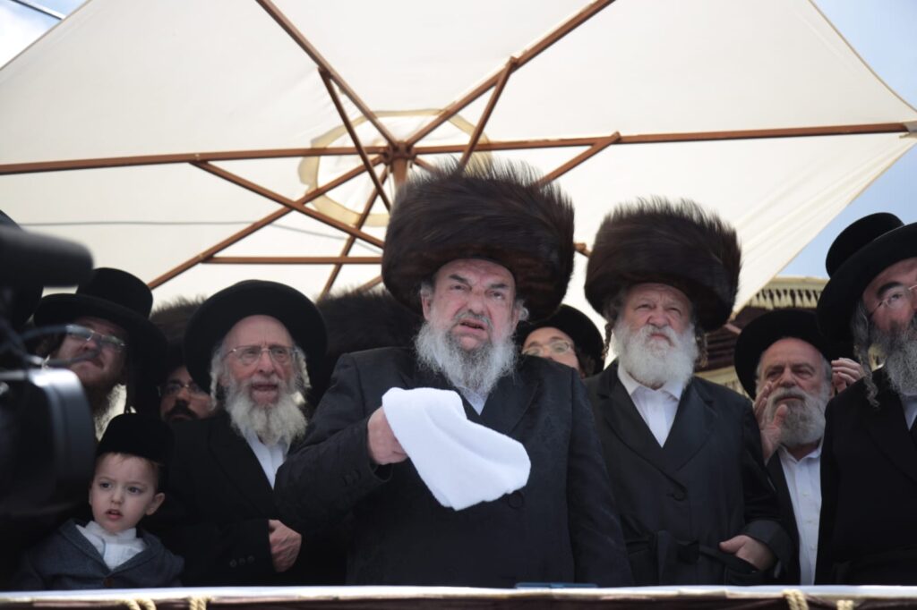 תיעוד: האדמו״ר מלעלוב הדליק את הר מירון