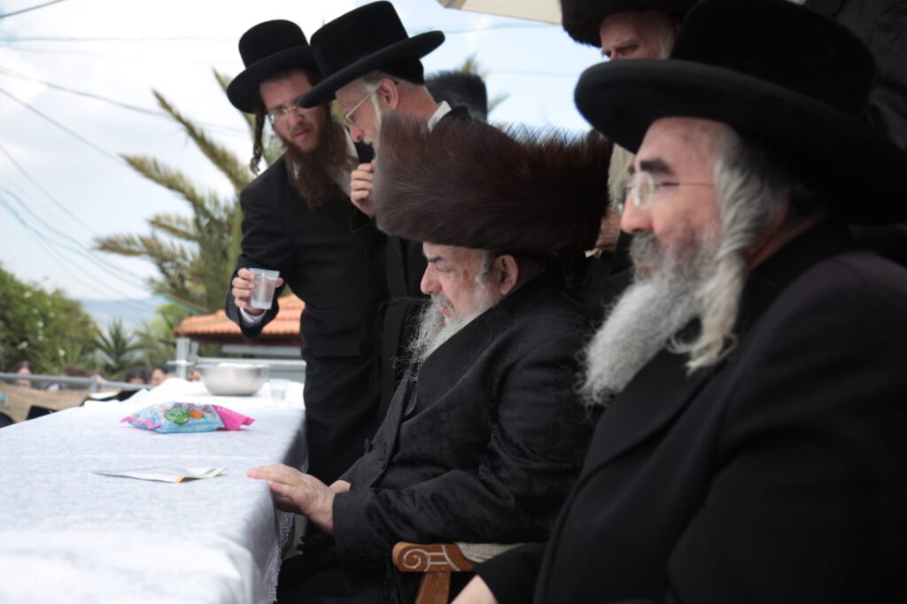 תיעוד: האדמו״ר מלעלוב הדליק את הר מירון