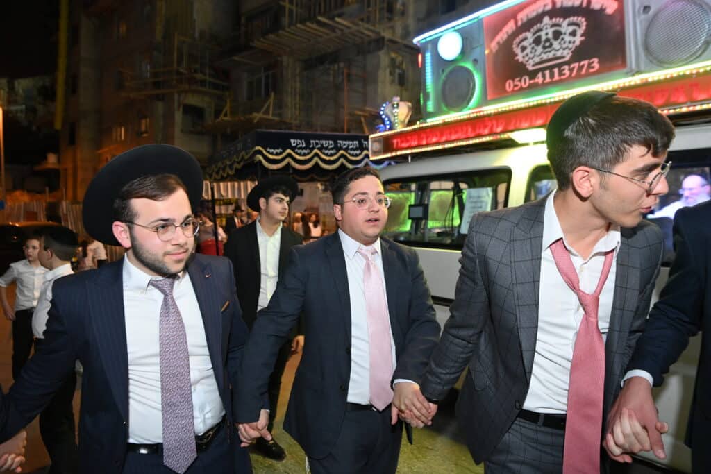 בישיבת 'תורת אברהם' חגגו מעמד הכנסת ספר תורה