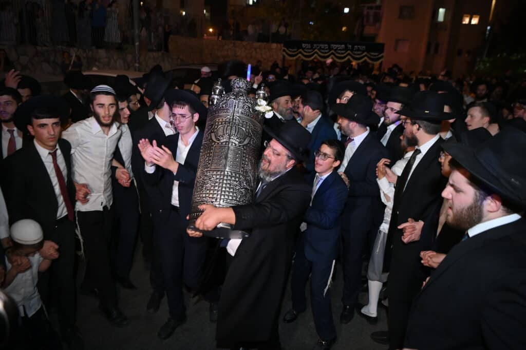 בישיבת 'תורת אברהם' חגגו מעמד הכנסת ספר תורה