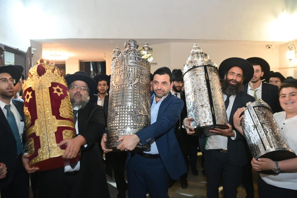 בישיבת 'תורת אברהם' חגגו מעמד הכנסת ספר תורה