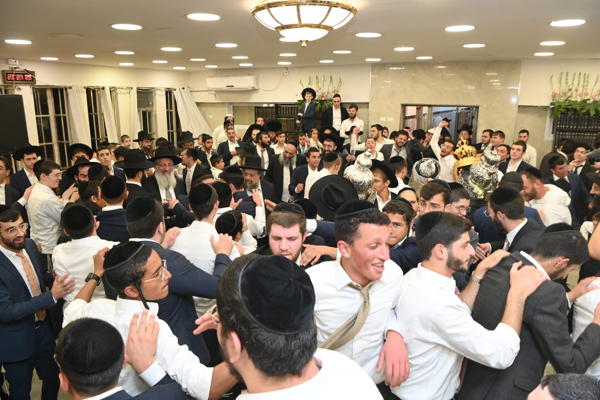 בישיבת 'תורת אברהם' חגגו מעמד הכנסת ספר תורה