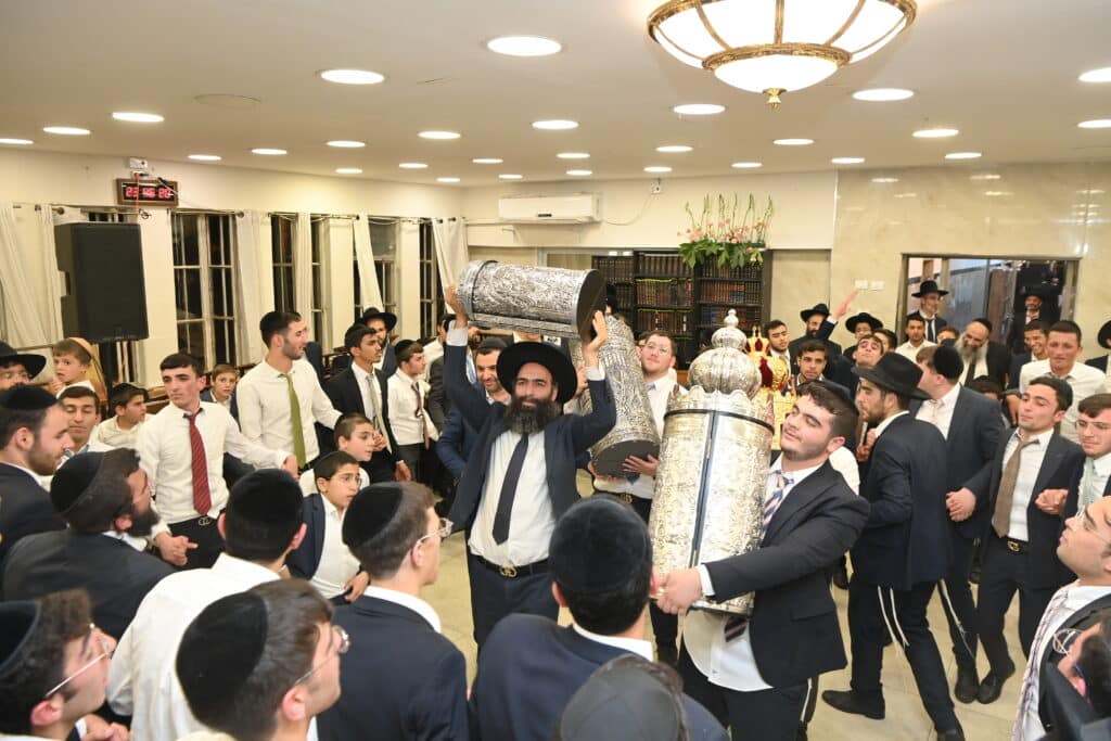 בישיבת 'תורת אברהם' חגגו מעמד הכנסת ספר תורה