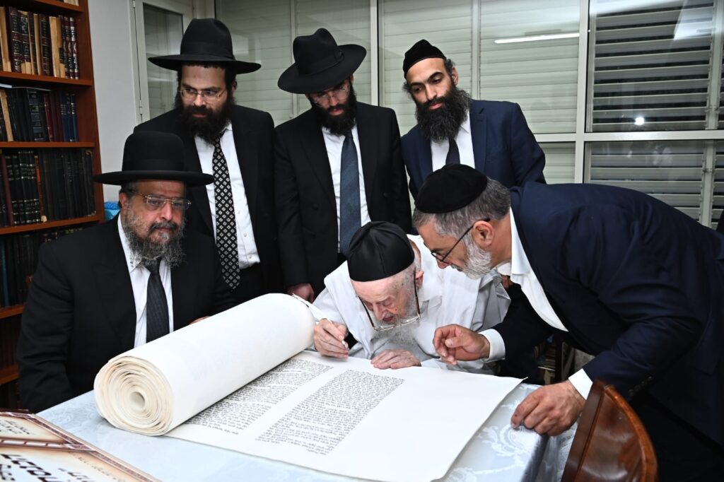 בישיבת 'תורת אברהם' חגגו מעמד הכנסת ספר תורה