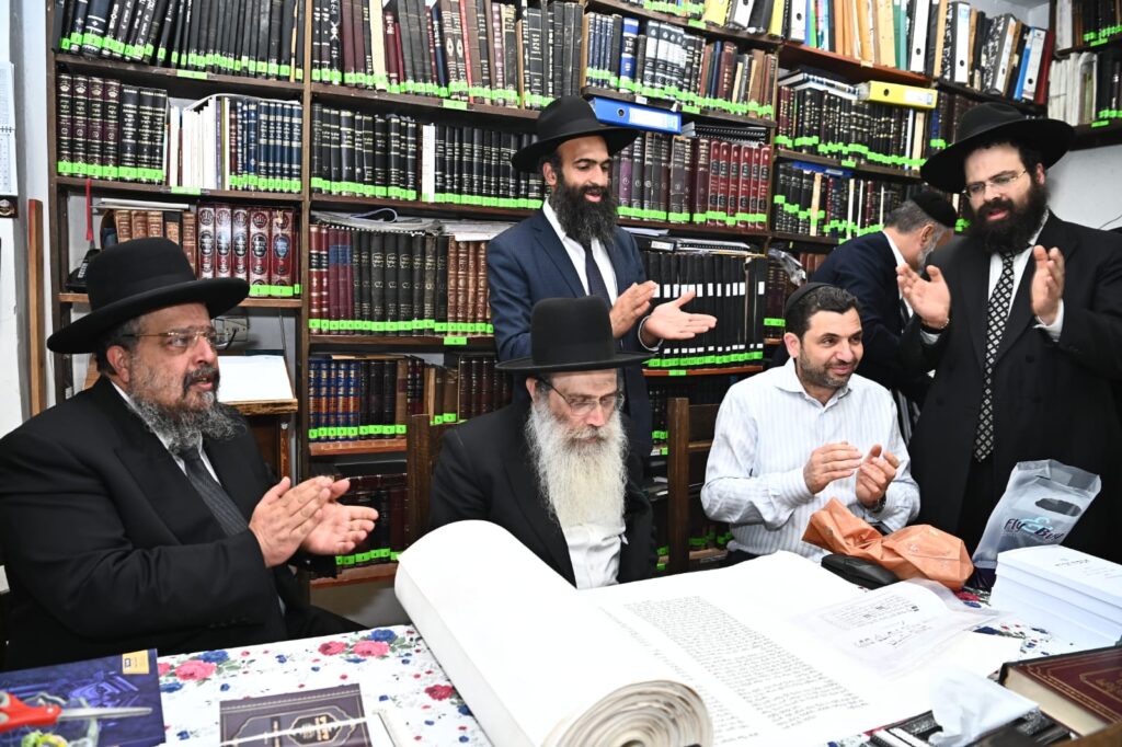 בישיבת 'תורת אברהם' חגגו מעמד הכנסת ספר תורה
