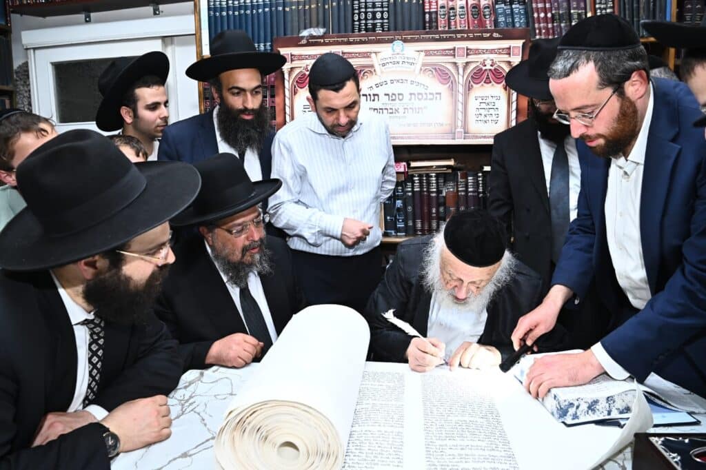 בישיבת 'תורת אברהם' חגגו מעמד הכנסת ספר תורה