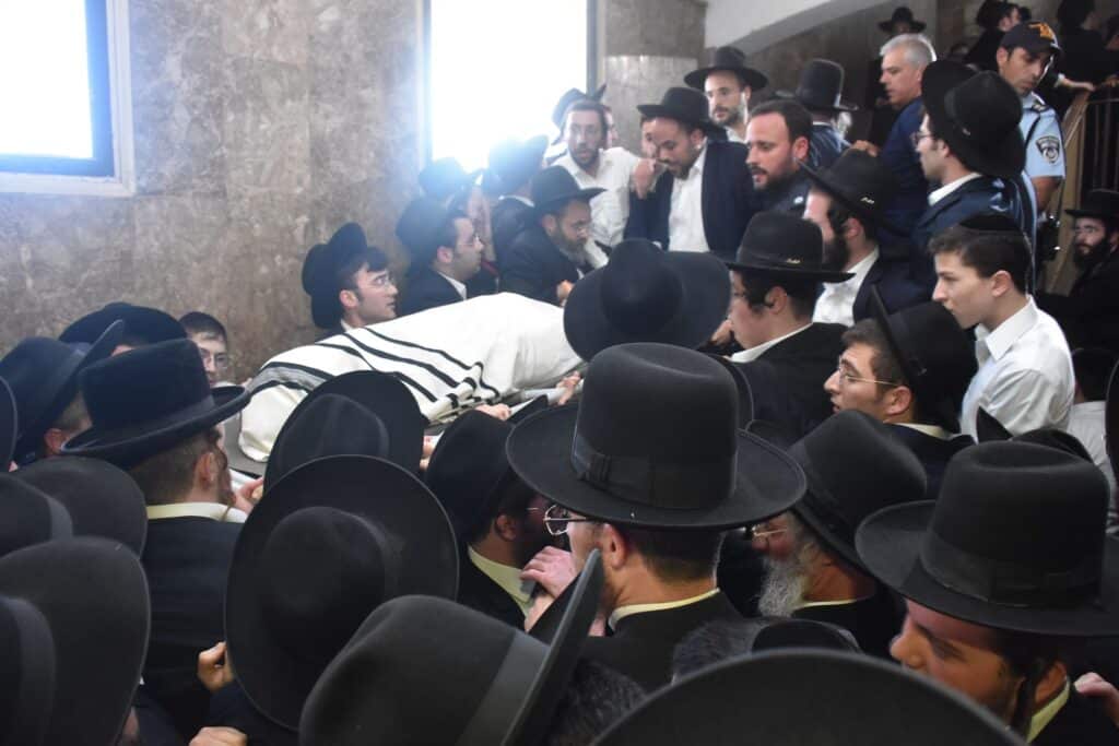 מביטול מלאכה ועד לקבורה: תיעוד מהלוויית מרן זצ"ל