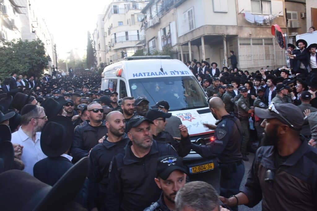 מביטול מלאכה ועד לקבורה: תיעוד מהלוויית מרן זצ"ל