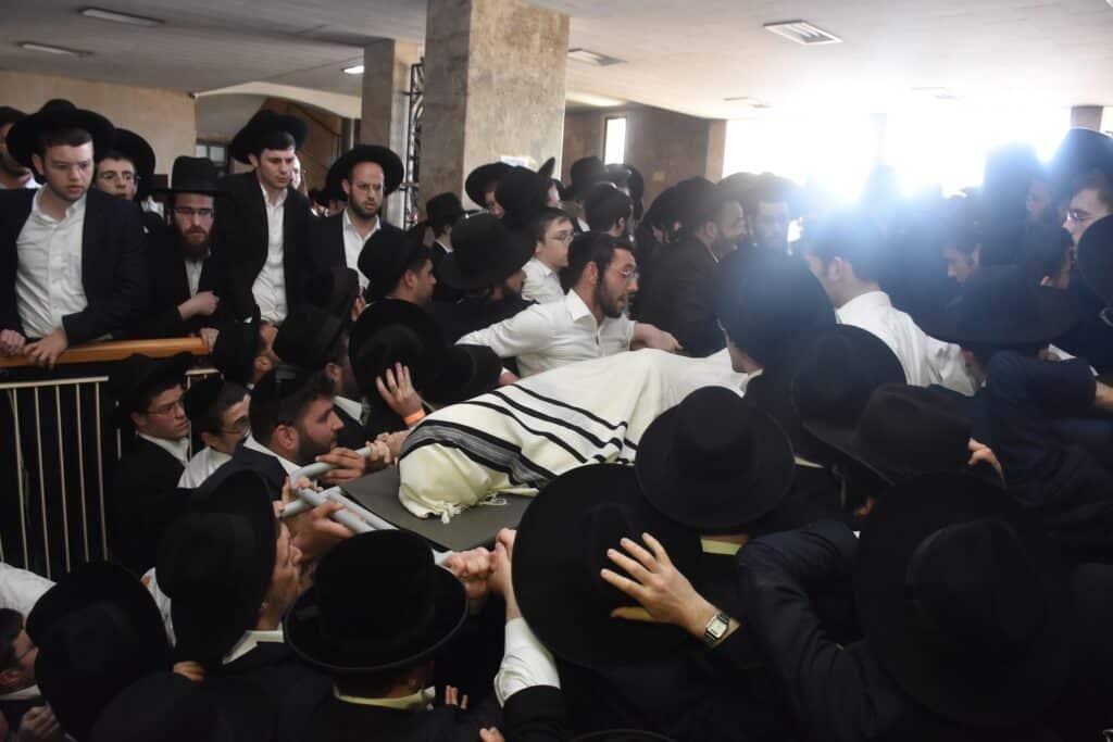 מביטול מלאכה ועד לקבורה: תיעוד מהלוויית מרן זצ"ל