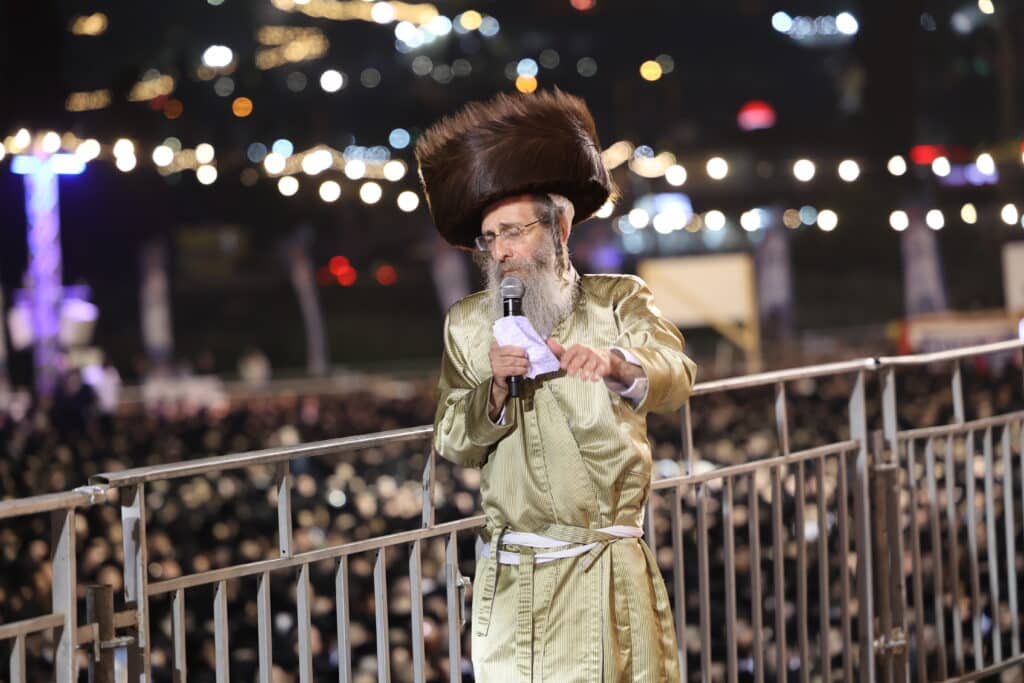 צפו: ר' מיילך הדליק את מירון בהשתתפות רבבות