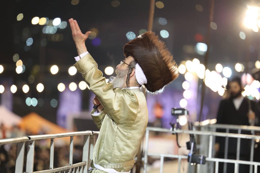 צפו: ר' מיילך הדליק את מירון בהשתתפות רבבות