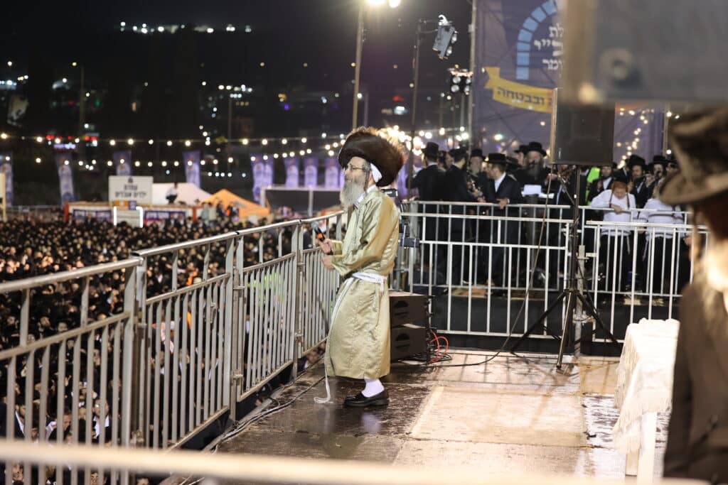 צפו: ר' מיילך הדליק את מירון בהשתתפות רבבות