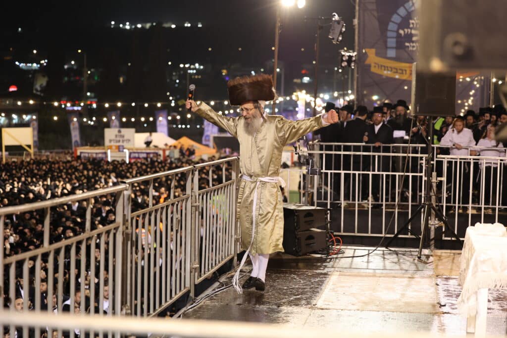 צפו: ר' מיילך הדליק את מירון בהשתתפות רבבות