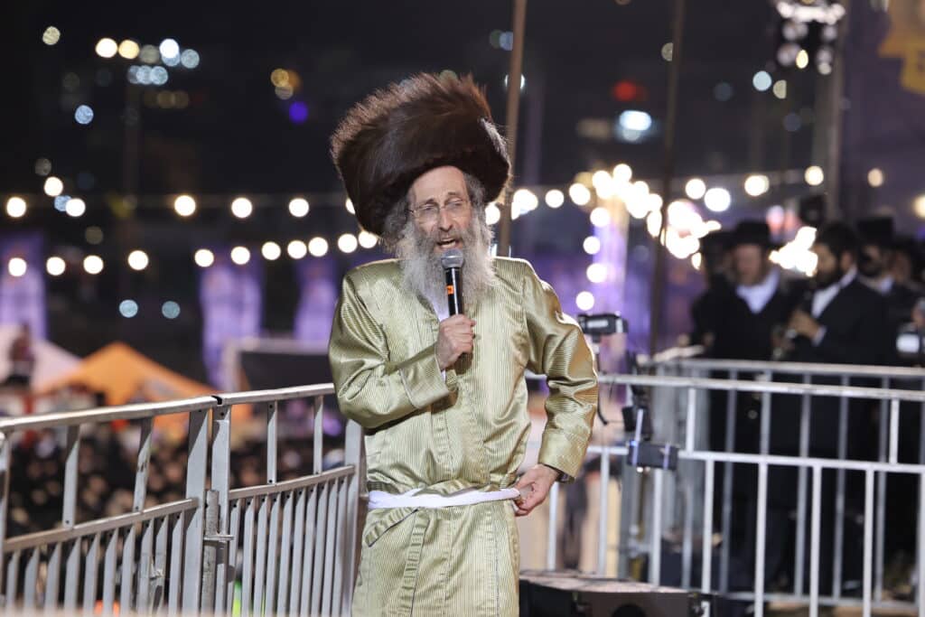 צפו: ר' מיילך הדליק את מירון בהשתתפות רבבות