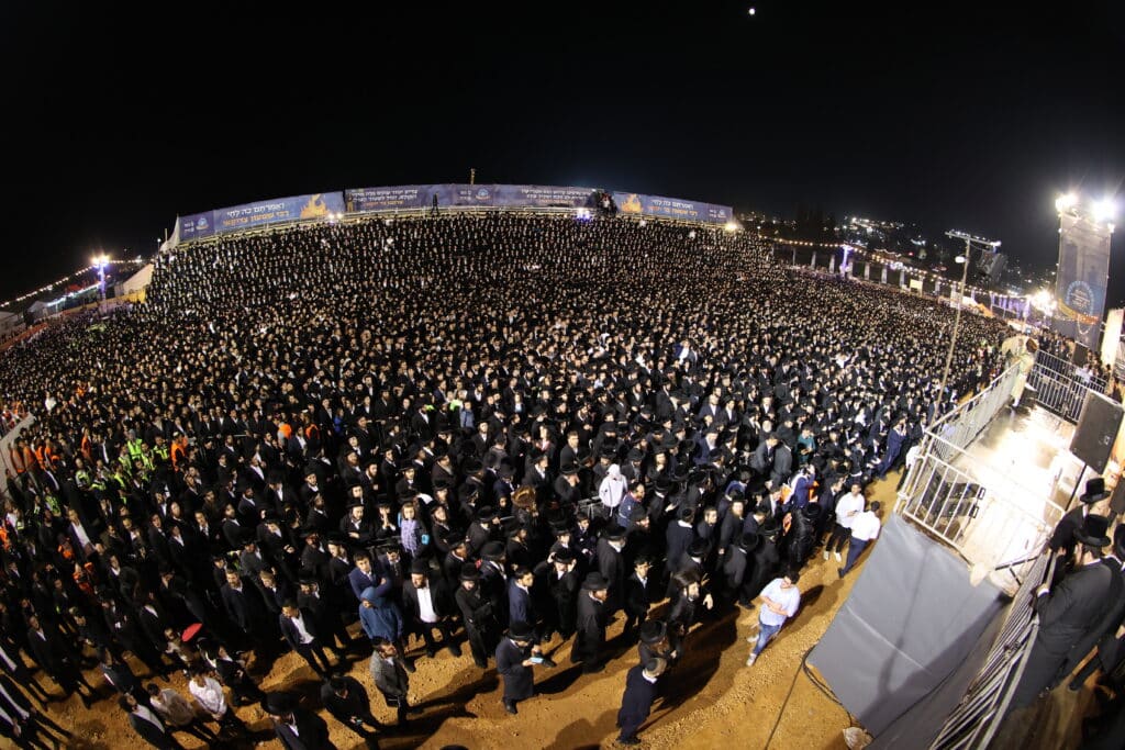 צפו: ר' מיילך הדליק את מירון בהשתתפות רבבות