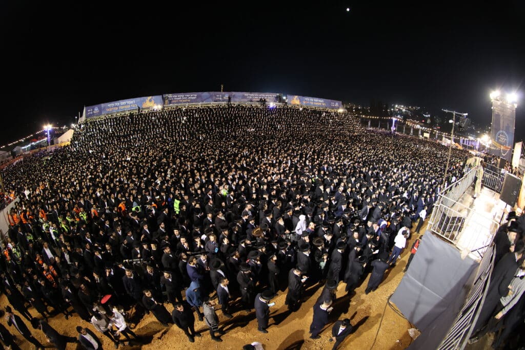 צפו: ר' מיילך הדליק את מירון בהשתתפות רבבות