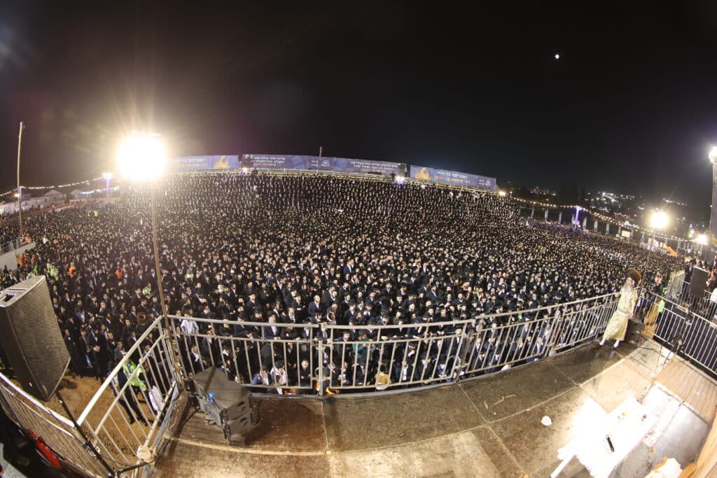 צפו: ר' מיילך הדליק את מירון בהשתתפות רבבות