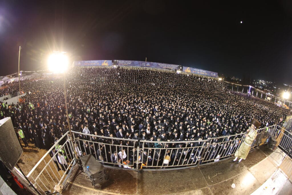 צפו: ר' מיילך הדליק את מירון בהשתתפות רבבות