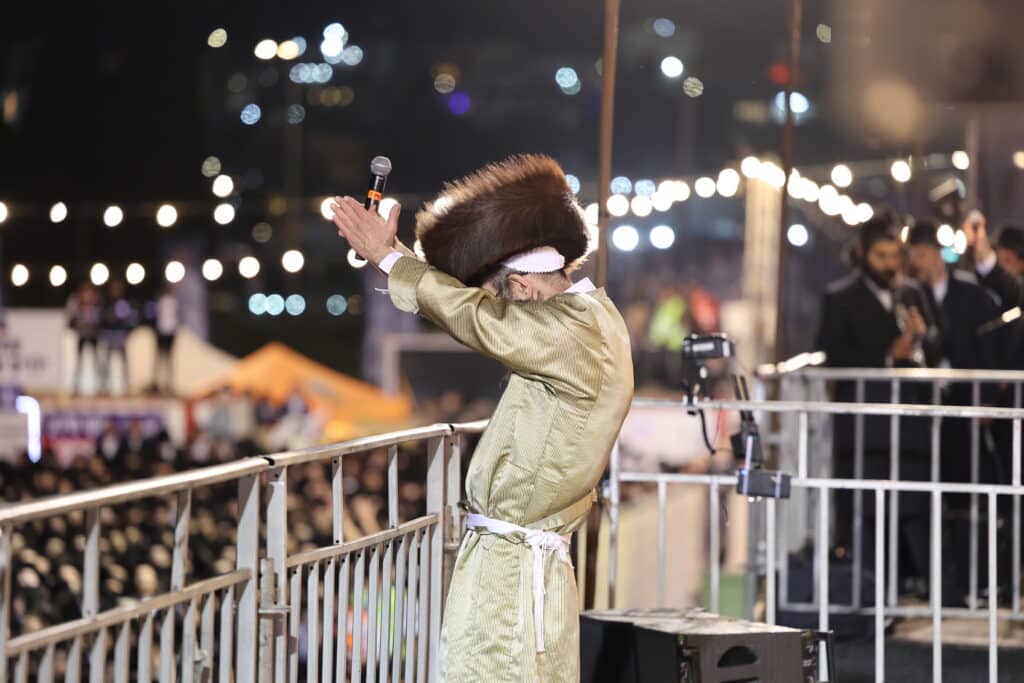 צפו: ר' מיילך הדליק את מירון בהשתתפות רבבות