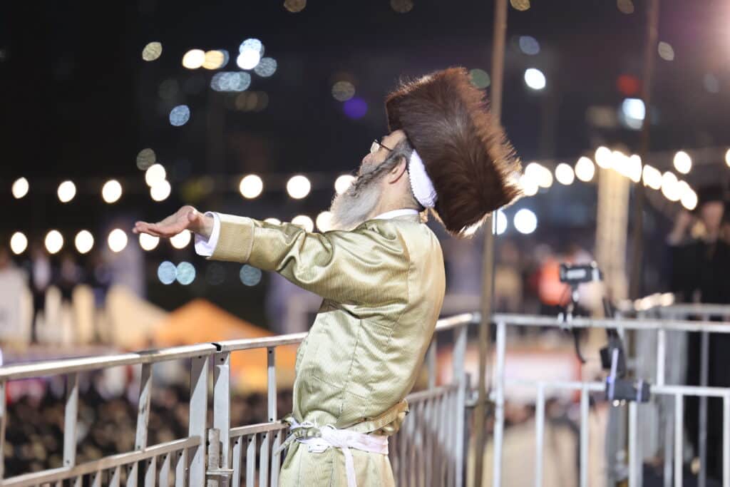 צפו: ר' מיילך הדליק את מירון בהשתתפות רבבות