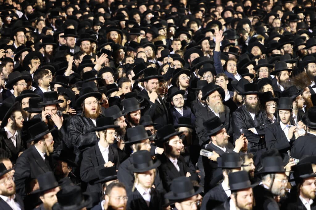 צפו: ר' מיילך הדליק את מירון בהשתתפות רבבות