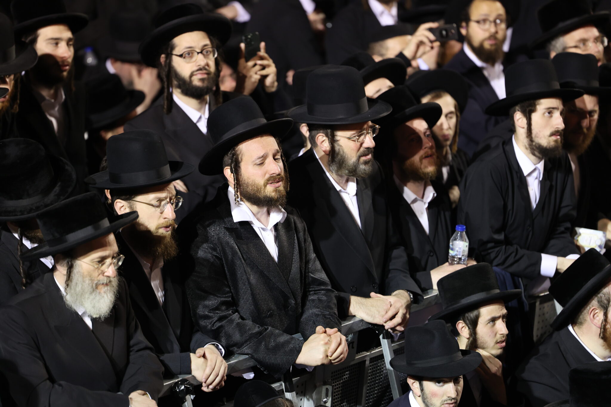 צפו: ר' מיילך הדליק את מירון בהשתתפות רבבות