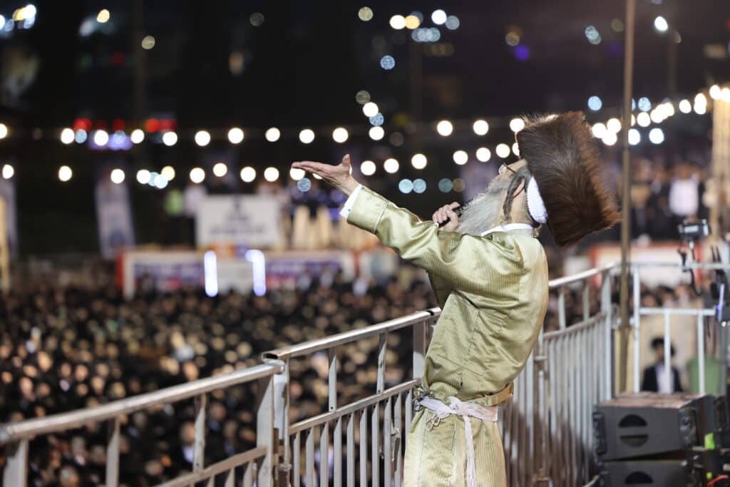 צפו: ר' מיילך הדליק את מירון בהשתתפות רבבות