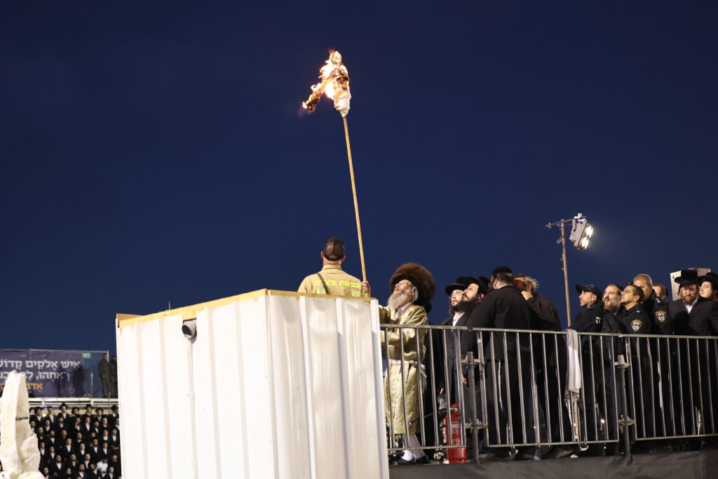 צפו: ר' מיילך הדליק את מירון בהשתתפות רבבות