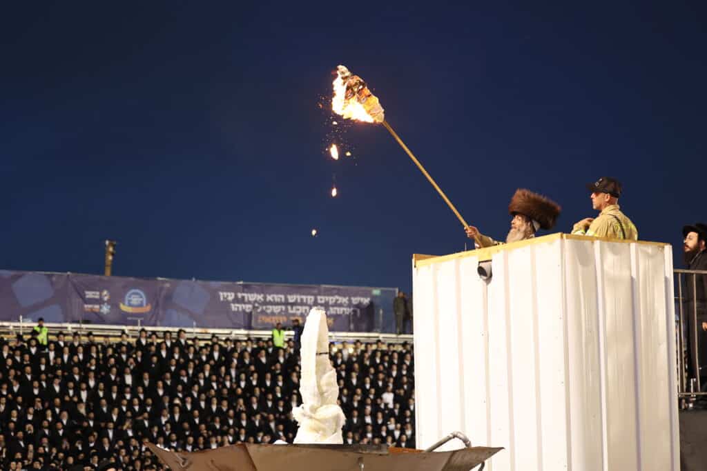 צפו: ר' מיילך הדליק את מירון בהשתתפות רבבות