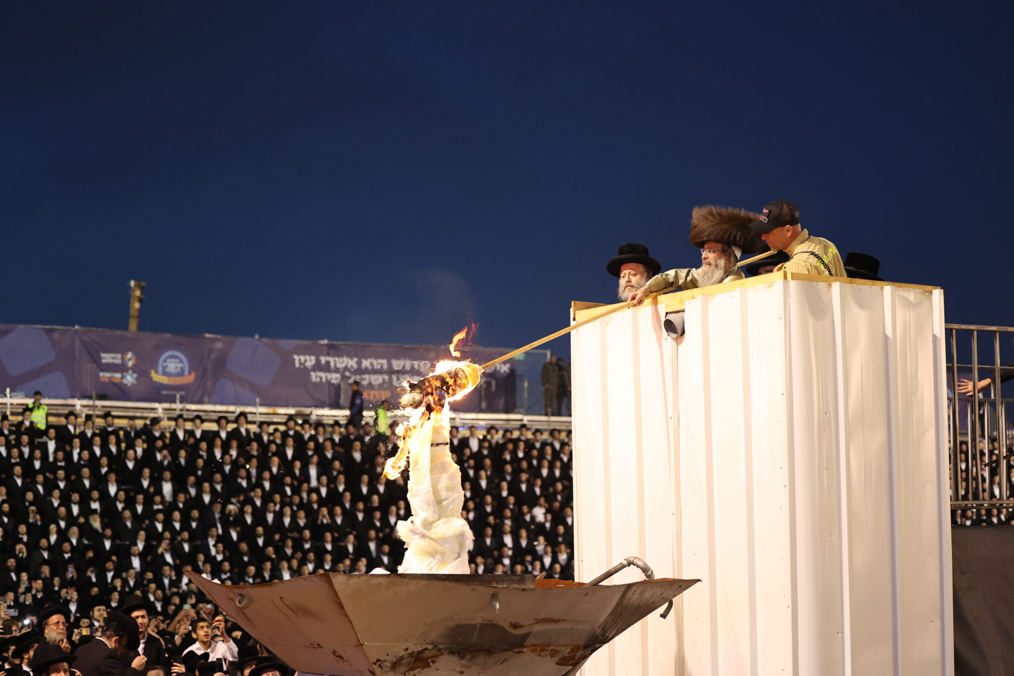 צפו: ר' מיילך הדליק את מירון בהשתתפות רבבות