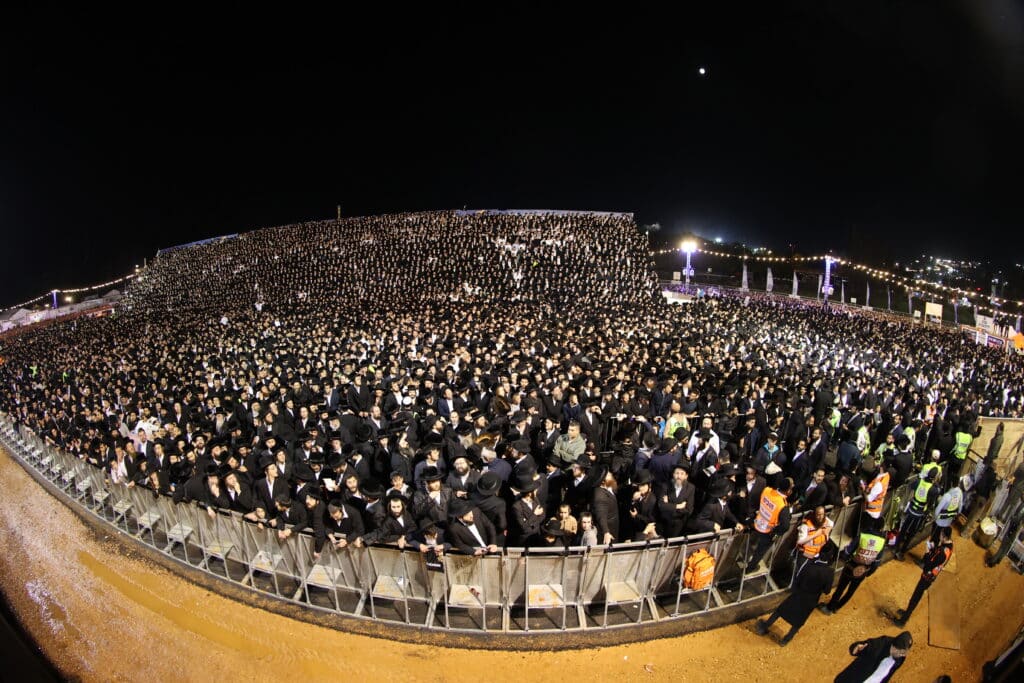 צפו: ר' מיילך הדליק את מירון בהשתתפות רבבות