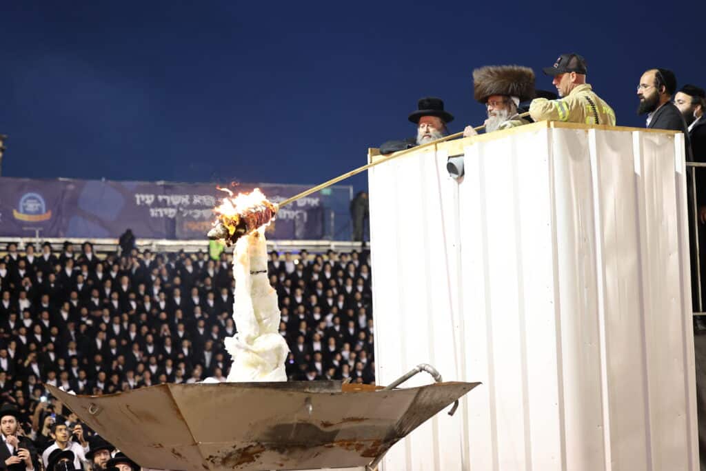 צפו: ר' מיילך הדליק את מירון בהשתתפות רבבות