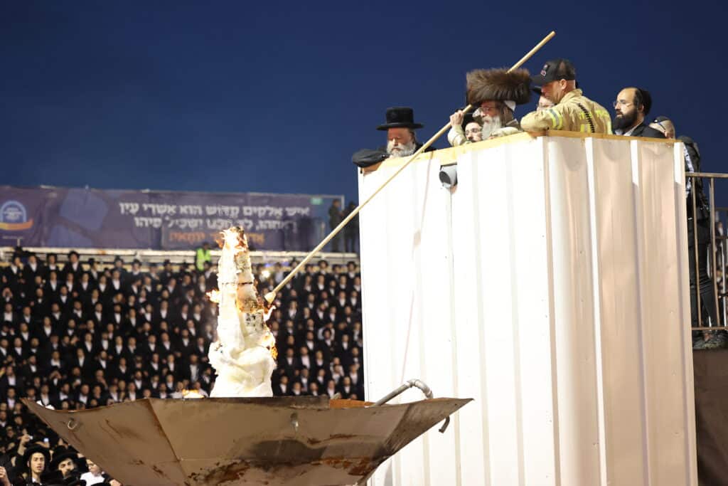 צפו: ר' מיילך הדליק את מירון בהשתתפות רבבות