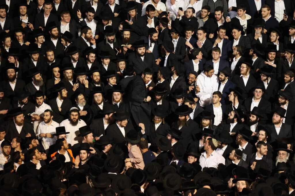 צפו: ר' מיילך הדליק את מירון בהשתתפות רבבות