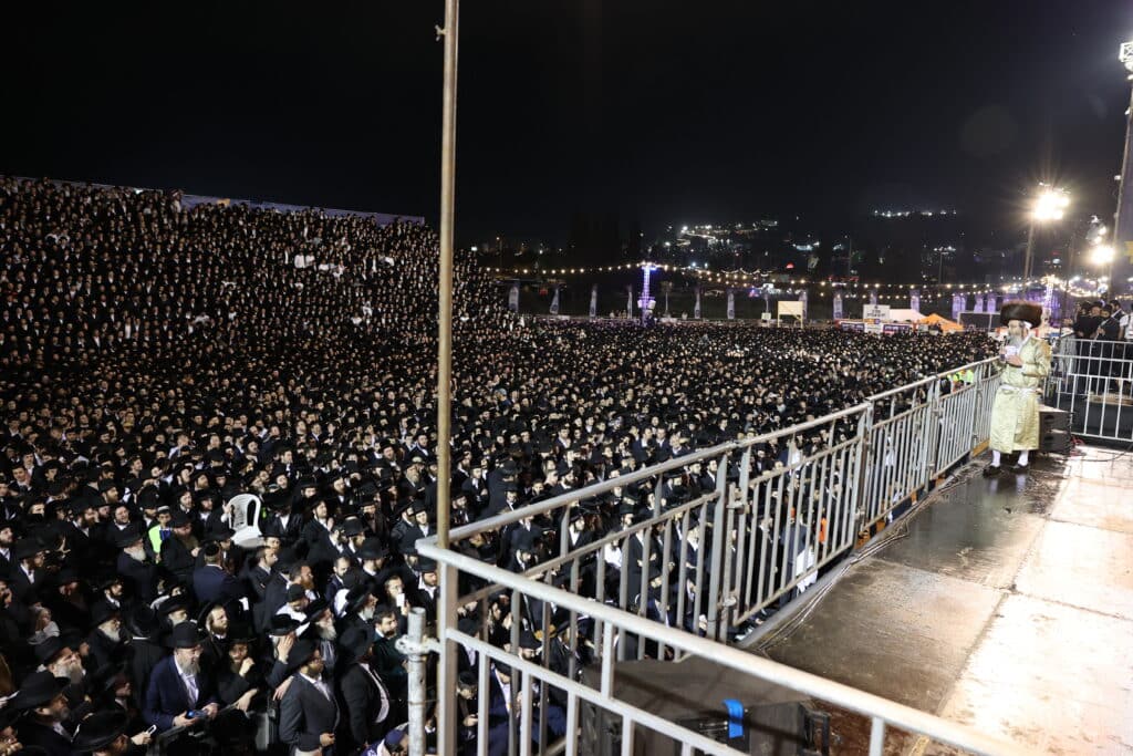 צפו: ר' מיילך הדליק את מירון בהשתתפות רבבות