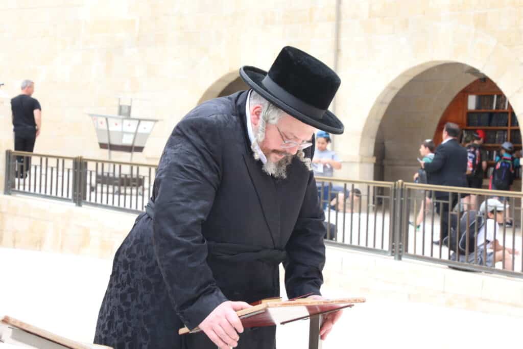 הרה"צ מבעלזא בתפילה בכותל המערבי